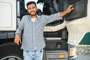 jong Indisch Mens staand door zijn vrachtwagen. de concept van vracht vervoer. foto