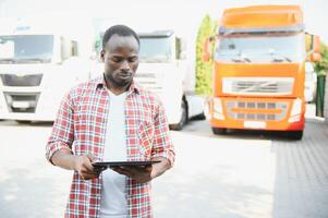 voorkant visie. jong Afrikaanse vrachtauto bestuurder is met zijn voertuig Bij dag. foto