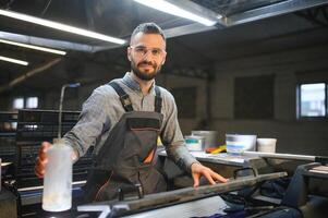 het drukken huis, geëxperimenteerd technicus werken Aan uv printer. productie werk foto