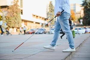 Blind Mens wandelen Aan trottoir Holding stok. foto