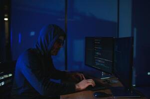 hacker is hacken in de computer netwerk. computer crimineel foto