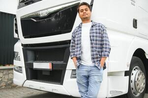 portret van een Indisch vrachtauto bestuurder foto