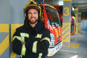 portret van mannetje brandweerman in uniform Bij brand station foto