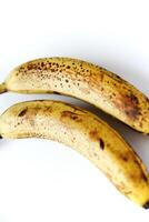 overrijp bananen Aan een wit achtergrond. rijp geel fruit. foto