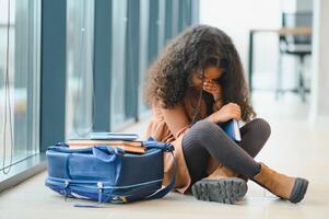 verdrietig Afrikaanse Amerikaans meisje binnenshuis. pesten in school- foto