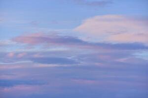 avond zonsondergang lucht. licht blauw geel wolken in de lucht. foto