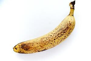 overrijp bananen Aan een wit achtergrond. rijp geel fruit. foto