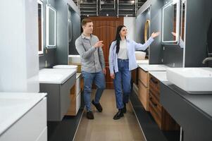 positief paar kiezen wassen bekken in badkamer meubilair winkel foto