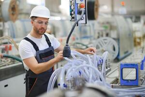 fabriek arbeider. Mens werken Aan de productie lijn foto