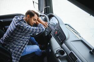 portret van moe Indisch vrachtauto bestuurder gevoel slaperig en ziek. foto