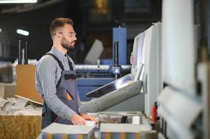 het drukken huis, geëxperimenteerd technicus werken Aan uv printer. productie werk foto