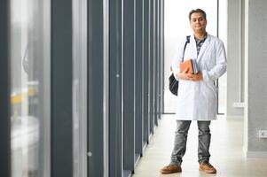 portret van een jong dokter leerling aan het studeren foto