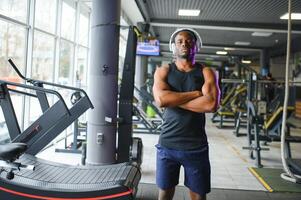 jong Afro-Amerikaans Mens in een Sportschool voorbereidingen treffen naar oefening foto