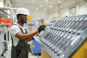 professioneel zwaar industrie ingenieur arbeider vervelend uniform, bril en moeilijk hoed in een fabriek foto