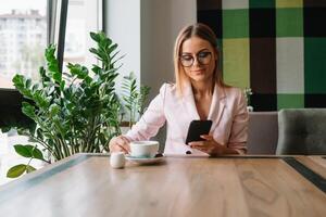 glimlachen zakenvrouw gebruik makend van tablet computer koffie winkel foto