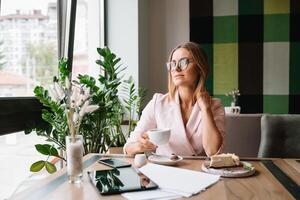 glimlachen zakenvrouw gebruik makend van tablet computer koffie winkel foto