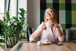 glimlachen zakenvrouw gebruik makend van tablet computer koffie winkel foto