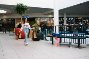 winkelen. boodschappen doen tijd, tiener- meisje met boodschappen doen Tassen Bij boodschappen doen winkelcentrum. foto