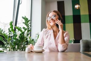 glimlachen zakenvrouw gebruik makend van tablet computer koffie winkel. foto