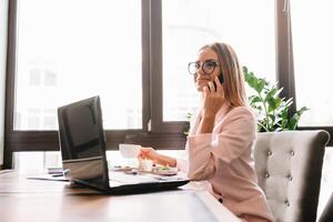 mooi bedrijf Dames zijn zittend naar analyseren de werk plan. bedrijf meisje zijn aan het studeren strategieën voor ontwikkelen een afzet plan en aan het leren naar oplossen werk problemen foto