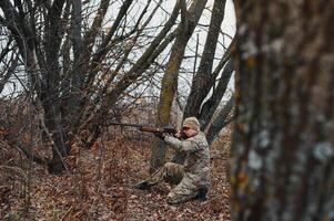 jacht- vergunning. Mens brutaal jachtopziener natuur achtergrond. jager besteden vrije tijd jacht. jager houden geweren. focus en concentratie van ervaren jager. jacht- en vangen seizoenen foto