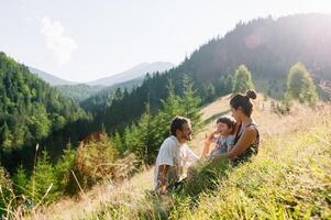 jong mam met baby jongen reizend. moeder Aan wandelen avontuur met kind, familie reis in bergen. nationaal park. wandeltocht met kinderen. actief zomer vakantie. vissenoog lens. foto