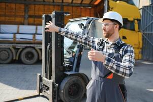 magazijn Mens arbeider met heftruck foto