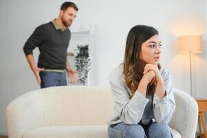 emotioneel Mens gebaren en geschreeuw Bij zijn vrouw, jong paar hebben ruzie Bij huis. huiselijk misbruik concept foto