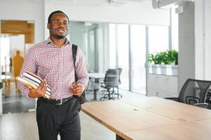 portret van Afrikaanse jongen Bij college campus foto