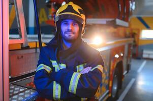 portret van mannetje brandweerman in uniform Bij brand station foto