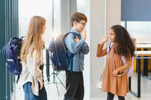 vrolijk elementair school- studenten. terug naar school- foto