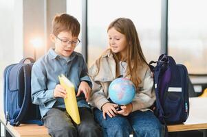 portret van twee schoolkinderen een jongen en een meisje foto