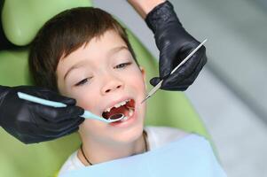 tandarts onderzoeken weinig jongens tanden in kliniek foto
