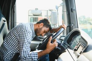 portret van moe Indisch vrachtauto bestuurder gevoel slaperig en ziek foto