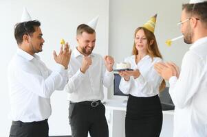 bedrijf team vieren een verjaardag in de kantoor. foto