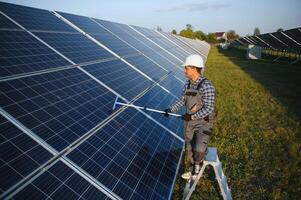 Indisch arbeider schoonmaak zonne- panelen foto