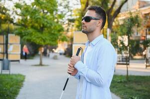 Blind Mens. visueel verminderd Mens met wandelen stok, foto