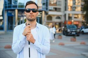 Blind Mens met een wandelen stok. foto