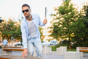 Blind Mens met een wandelen stok. foto