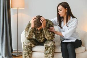 therapie, ondersteuning en leger Mens met psycholoog pratend over ptss. foto