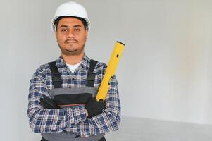 Indisch arbeider maakt reparaties in een appartement foto