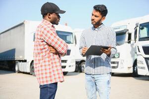 logistiek manager controlerend vrachtauto bestuurder schema foto