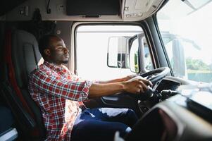 jong knap Afrikaanse Amerikaans Mens werken in slepen onderhoud en het rijden zijn vrachtwagen. foto