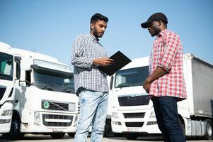 logistiek manager controlerend vrachtauto bestuurder schema foto