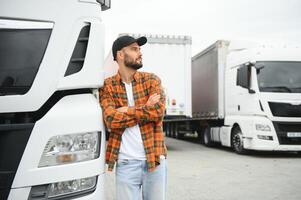 portret van jong gebaard Mens staand door zijn vrachtwagen. professioneel vrachtauto bestuurder staand door semi vrachtauto voertuig. foto