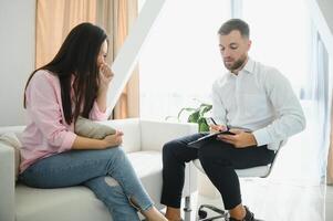 Kaukasisch vrouw gedurende een sessie met een psychotherapeut. psycholoog werken met een vrouw geduldig. foto