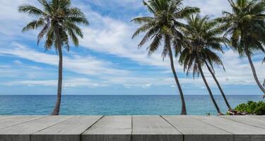 een leeg hout tafel top met strand met kokosnoot bomen achtergrond foto