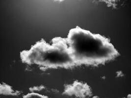 zwart en wit wolken in de lucht achtergrond foto