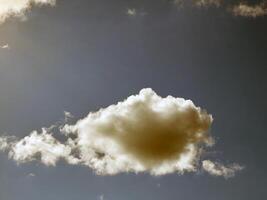 zomer wolken in de lucht achtergrond foto