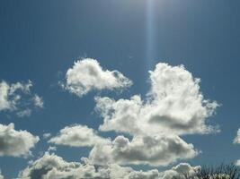 wit pluizig cumulus wolken in de zomer lucht, natuurlijk wolken achtergrond foto